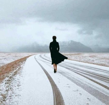 Уходящая девушка