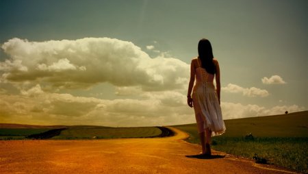 Женщина уходит вдаль