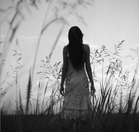 Силуэт уходящей женщины