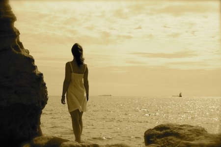 Девушка уходит вдаль