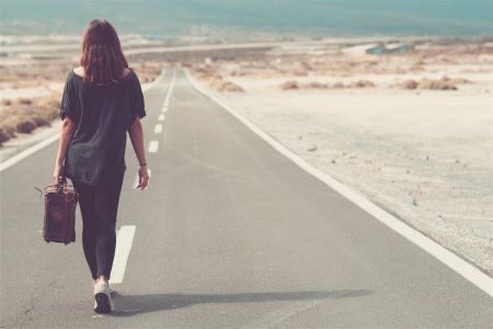 Женщина с чемоданов уходит