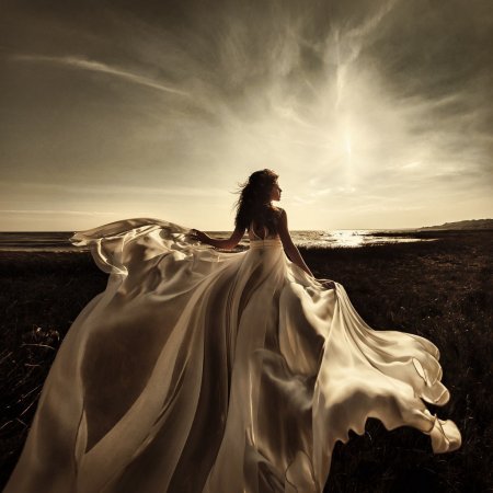 Девушка в длинном платье