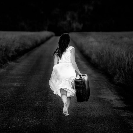 Уходящая девушка со спины