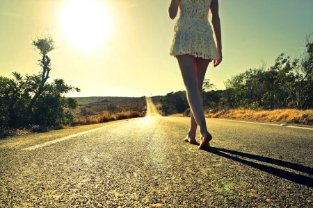 Девушка идет по дороге