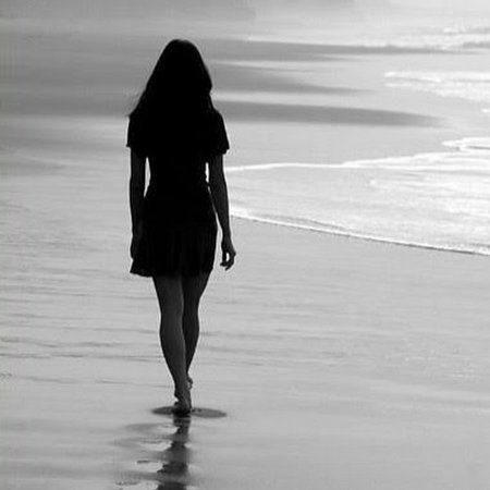 Силуэт одинокой девушки