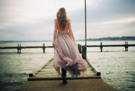 Уходящая девушка