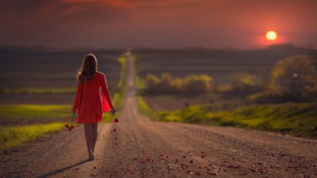 Девушка на дороге