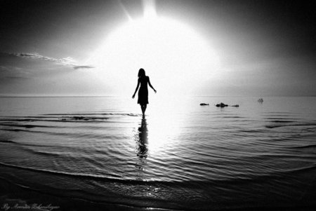 Девушка уходящая вдаль