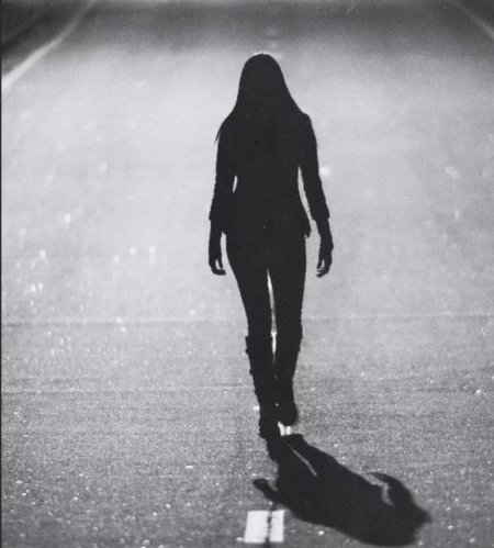 Уходящая женщина со спины