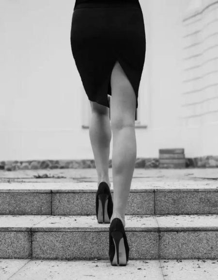 Уходящая девушка