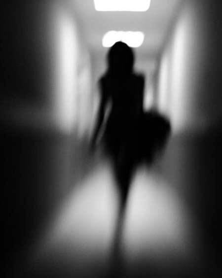 Девушка уходит