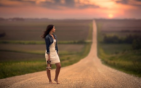 Девушка идет по дороге