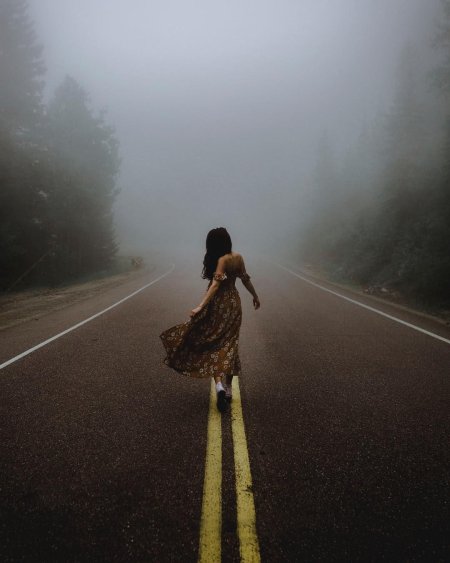 Девушка идет по дороге