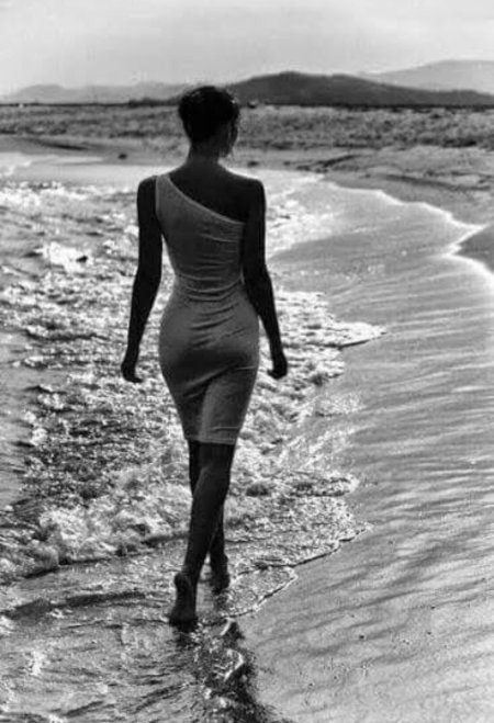 Уходящая девушка со спины