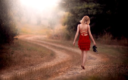 Девушка на дороге