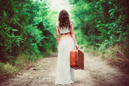 Девушка уходящая с чемоданом