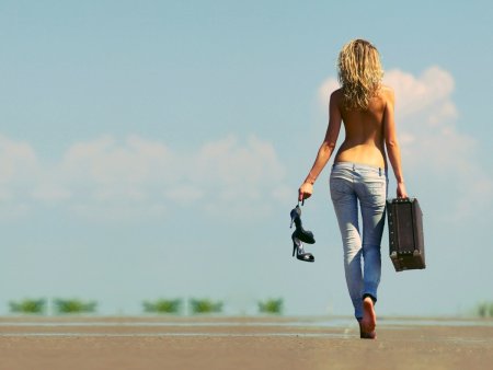 Идет с чемоданом