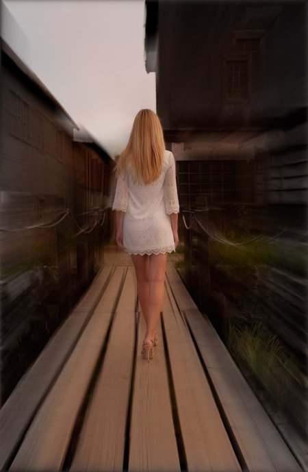 Девушка блондинка уходит