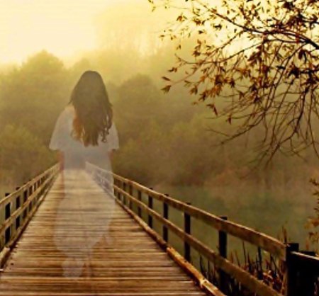 Уходящая вдаль женщина