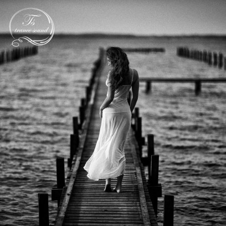 Девушка на пирсе спиной