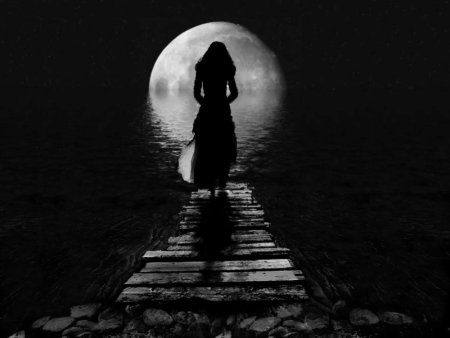 Уходящая девушка