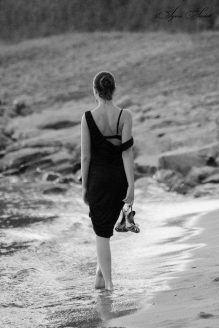 Силуэт уходящей женщины