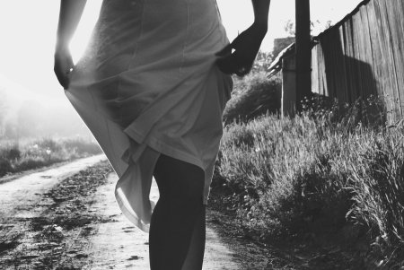 Женщина уходит красиво