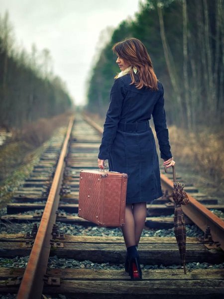 Уходящая девушка