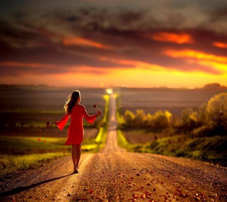 Женщина идет по дороге