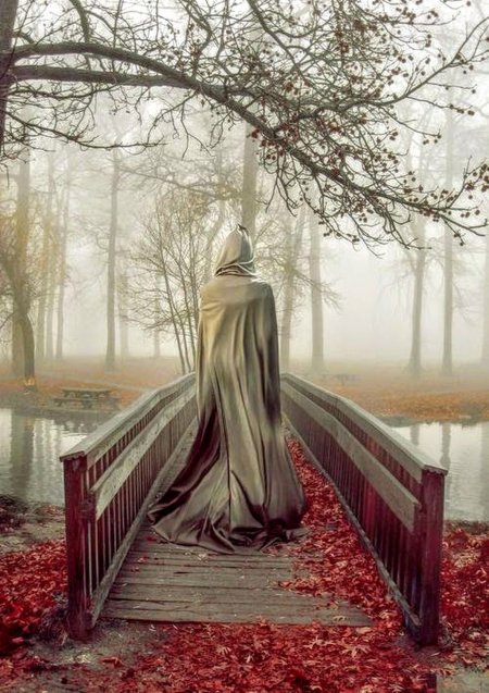 Уходящая девушка