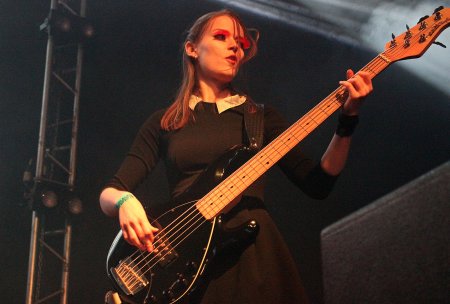 DRAGONFORCE басистка