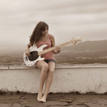 Марта Алтеса бас гитара