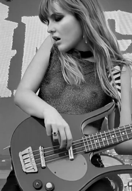 Виктория де Анджелис с гитарой