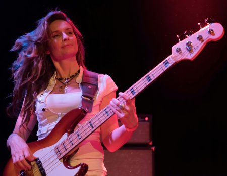 Kiyoshi басистка