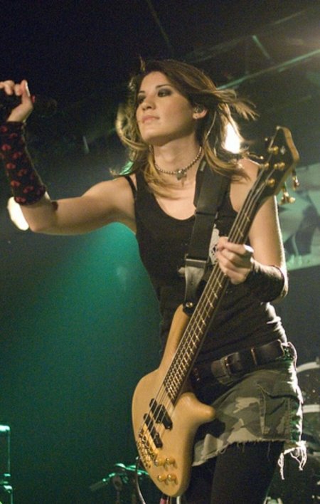 Басистка у Пинк