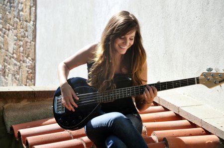 Марта Алтеса бас гитара
