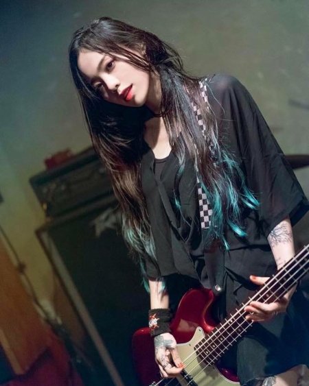 Басистка Элеонора Айрапетян