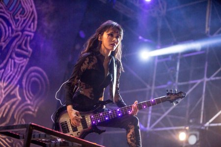 DRAGONFORCE басистка