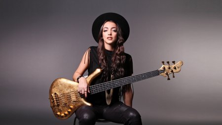 Басистка Kim Gordon