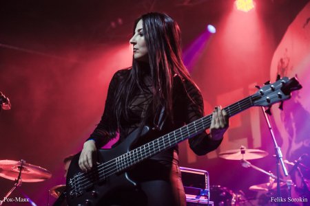 Messer chups басистка