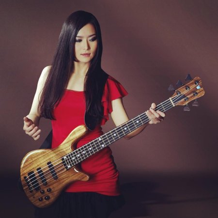 Kiyoshi басистка