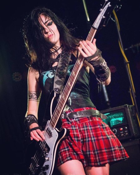Алисия Симмонс бас гитаристка