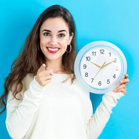 Девушка с часами