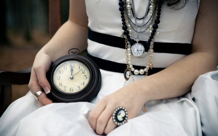 Девушка с часами