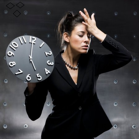 Девушка с часами