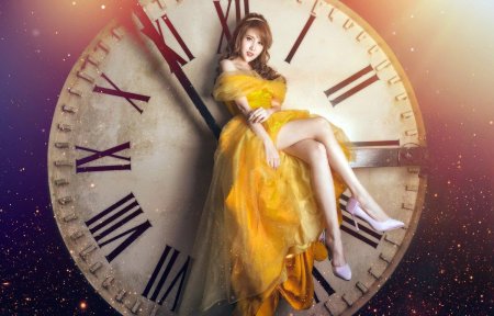 Красивая девушка с часами