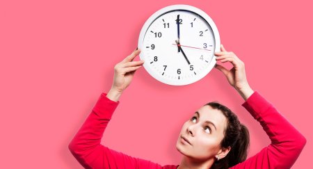 Женщина смотрит на часы