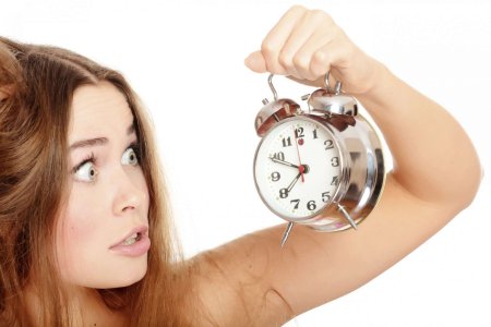 Левушка смотрит на часы