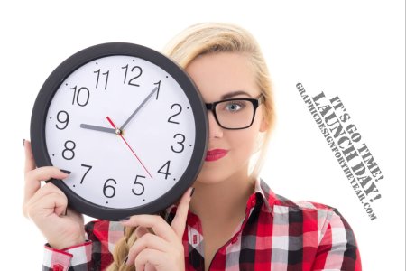 Девушка смотрит на часы