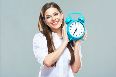 Счастливая девушка с часами